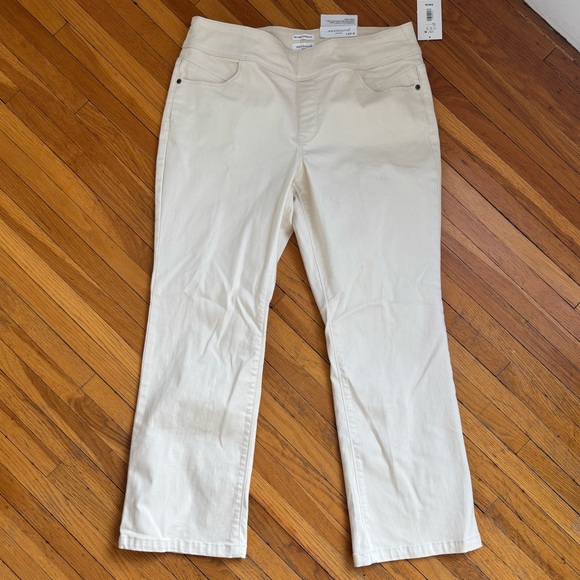 BRAND NEW WESTBOUND PETITES PULL-ON NATURAL JEANS - Picture 1 of 9